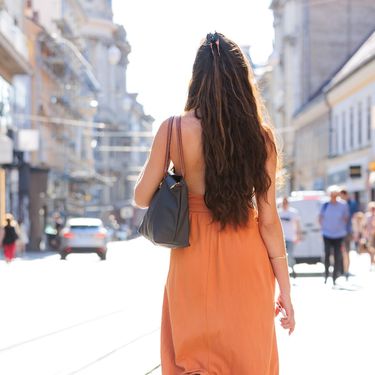 Zarina narančasta haljina u street style izdanju iz Zagreba