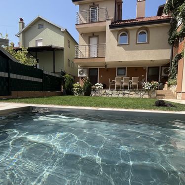 Dvorište s bazenom u Smederevu u kojem obitelj Krstić provede cijelo ljeto - 19