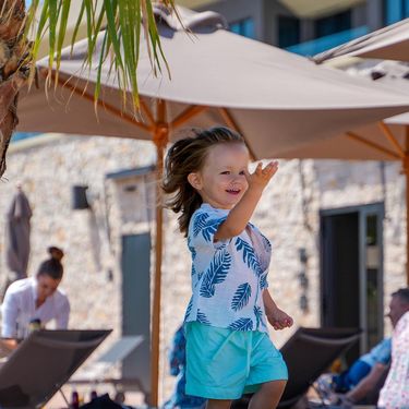 Bloom Tatarinov s palmicom na glavi i u preslatkoj košuljici - 2