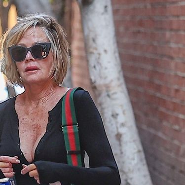 Melanie Griffith u širokim trapericama i anatomskim natikačama - 4