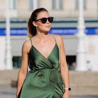 Street style izdanje u haljini s placa