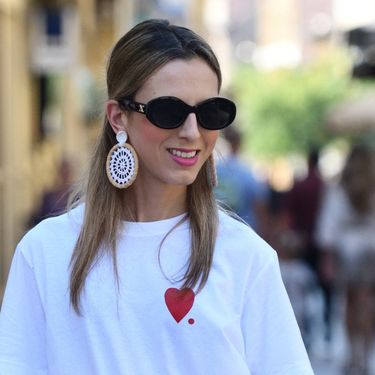 Street style izdanje u čipkastoj suknji