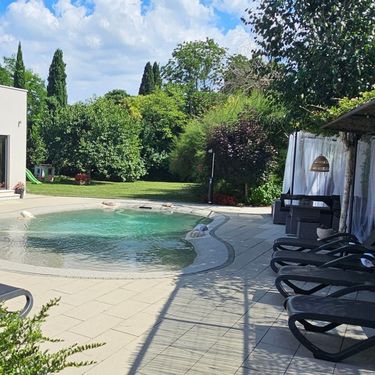 Villa Franka u Nedešćini u Istri ima bazen prirodnog izgleda i cvjetnu aleju s preko 150 biljaka - 15