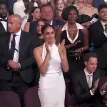 Meghan Markle na dodjeli nagrada u dugoj bijeloj haljini