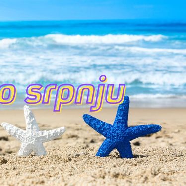 Morske zvijezda u pijesku na plaži i natpis kviz o srpnju