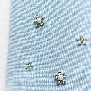 Efektna haljina iz Zare ukrašena je umjetnim biserima i cirkonima