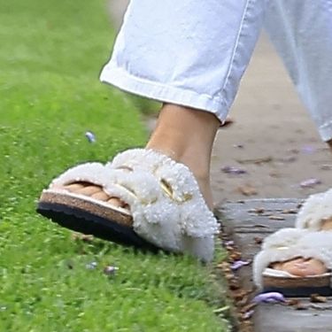 Sandra Bullock u čupavim natikačama marke Birkenstock - 2