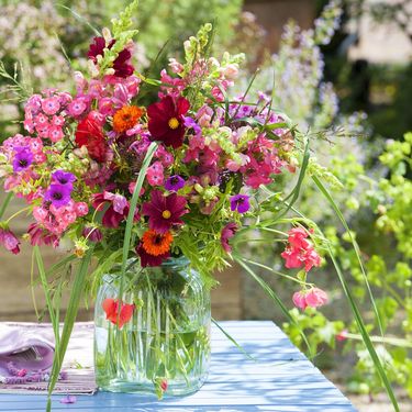 Ljetni buketi su divan ukras doma