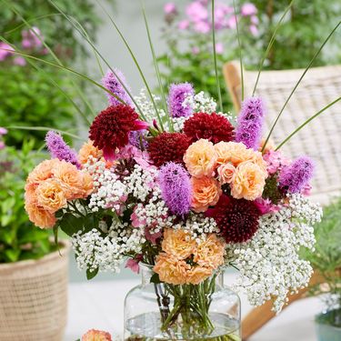 Ljetni buketi su divan ukras doma