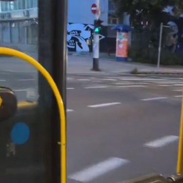 Autobus vozi s otvorenim vratima