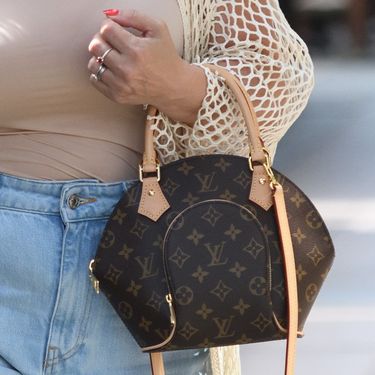 Street style plavuša iz Zagreba u štiklama neboderkama i mrežastom ogrtaču - 1