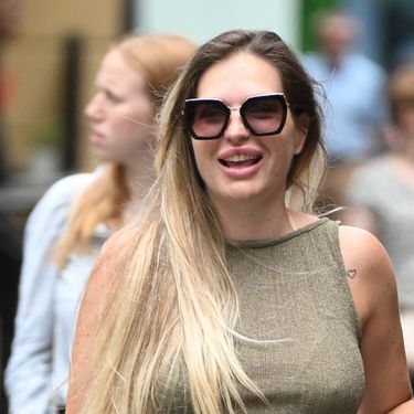 Street style trudnica iz Zagreba u uskoj haljini i udobnim natikačama - 2