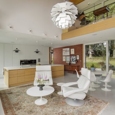 Moderna kuća koja izgleda famozno i iznutra i izvana - 9