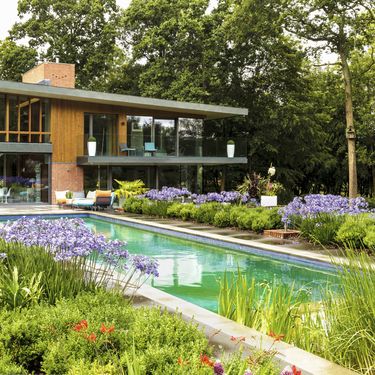 Moderna kuća koja izgleda famozno i iznutra i izvana - 11