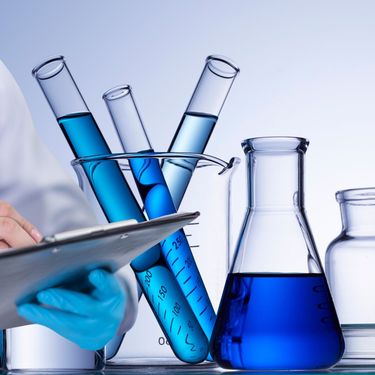 Znanstvenik u laboratoriju i kemijska oprema