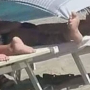 Muškarac u hladu na plaži