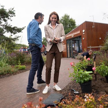 Catherine Middleton u bijelim tenisicama i blejzeru boje pijeska - 2