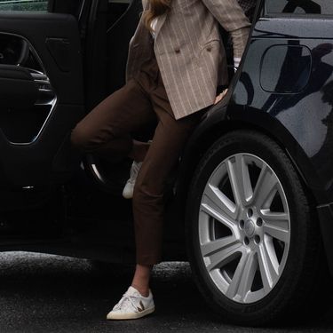 Catherine Middleton u bijelim tenisicama i blejzeru boje pijeska - 3