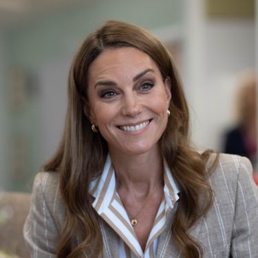 Catherine Middleton u bijelim tenisicama i blejzeru boje pijeska - 6