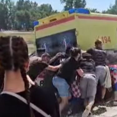 Kola hitne pomoći zapela u šljunku