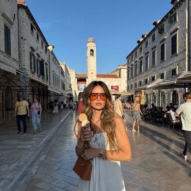 Adriana Ćaleta-Car u bijeloj haljini s heklanim detaljima