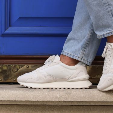 Žena u bijelim tenisicama