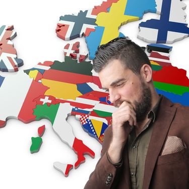 Karta Europe i muškarac koji razmišlja