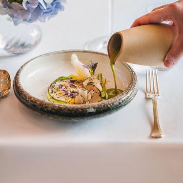 Hrskava pjena od kozjeg mlijeka, mousse od dimljene i pečene kozje skute, šparoge, krema od konfitiranog žutanjka i meda