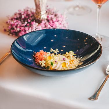 Mousse od bazge, gel od karameliziranoga grejpa, crumble od bijele čokolade i bazge, biskvit od badema i grejpa