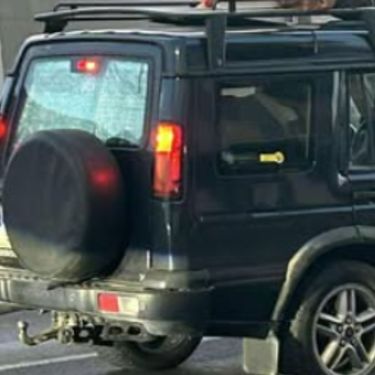 Turist na krovu automobila u koloni