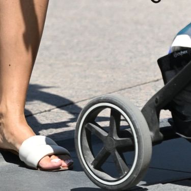 Ulična moda mama u ljetnoj cvjetnoj haljini u Zagrebu - 1