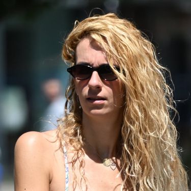 Ulična moda mama u ljetnoj cvjetnoj haljini u Zagrebu - 3