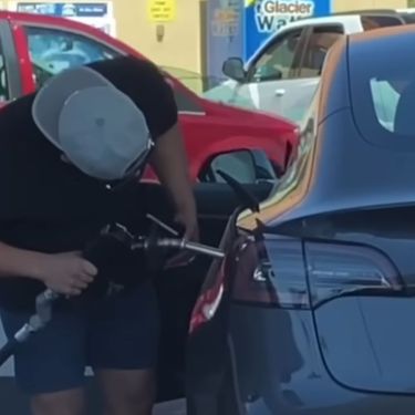 Tesla na benzinskoj