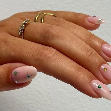 Cironi su divan ukras na noktima