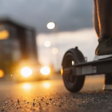 Osoba na električnom romobilu