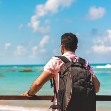 Turist s ruksakom kako gleda u daljinu