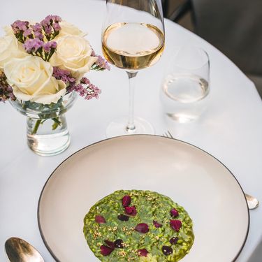 Kremasti rižoto s koprivom, butarga od tune, finger limeta