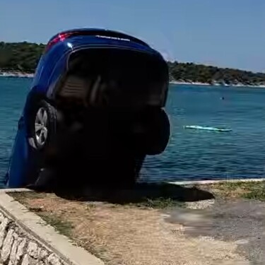 Auto u moru na Rabu