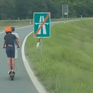 Klinci na romobilu