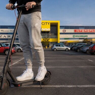Romobil ispred trgovačkog centra