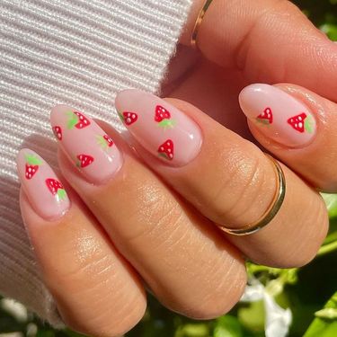 Nokti s motivom jagode