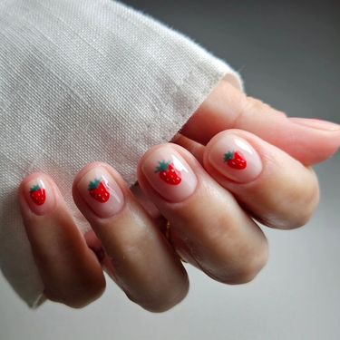 Nokti s motivom jagode