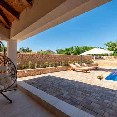 Kamena kuća s bazenom u Novalji na otoku Pagu ljepša i od holivudskih vila - 11