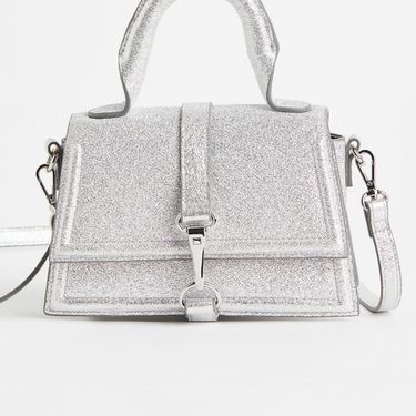 Ella Dvornik nosi srebrnu torbu iz H&M-a