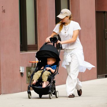 Jennifer Lawrence u mrežastim Alaia balerinkama