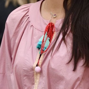 Haljina  u boho stilu  je ukrašena takozvanim kićankama