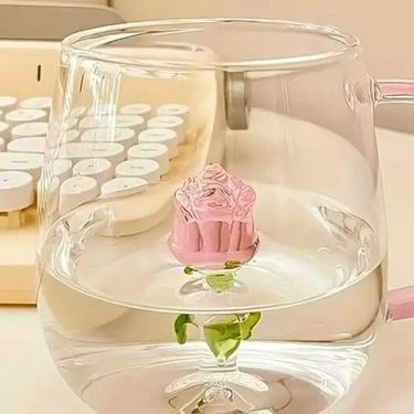 Šalica s trodimenzionalnom ružom s Temua