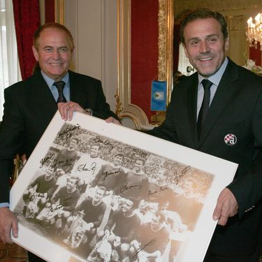 Slaven Zambata s fotografijom legendarne zlatne Dinamove momčadi koja je osvojila Kup velesajamskih gradova