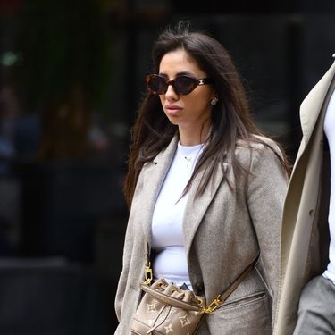 Tamnokosa dama u Pradinim Monolith Crochet sandalama u Zagrebu - 3