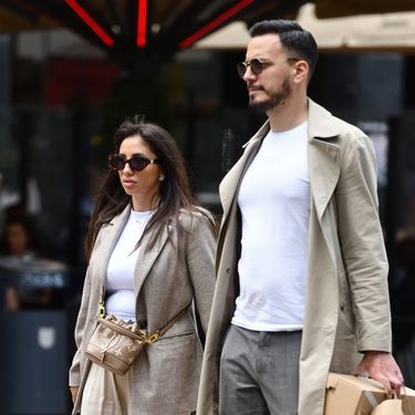 Tamnokosa dama u Pradinim Monolith Crochet sandalama u Zagrebu - 4